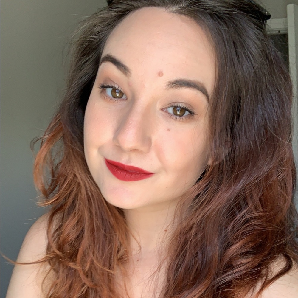 Meet your Posher, Elyssa